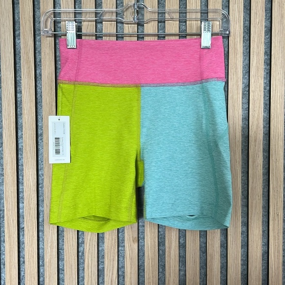Outdoor Voices - 5” Warm Up Shorts- XS
bubblegum/peridot/Caribbean - Picture 5 of 8
